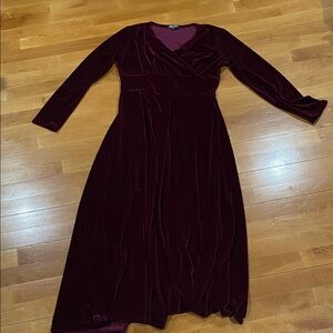 Chic Long Sleeve Velvet Dress in Deep Burgundy